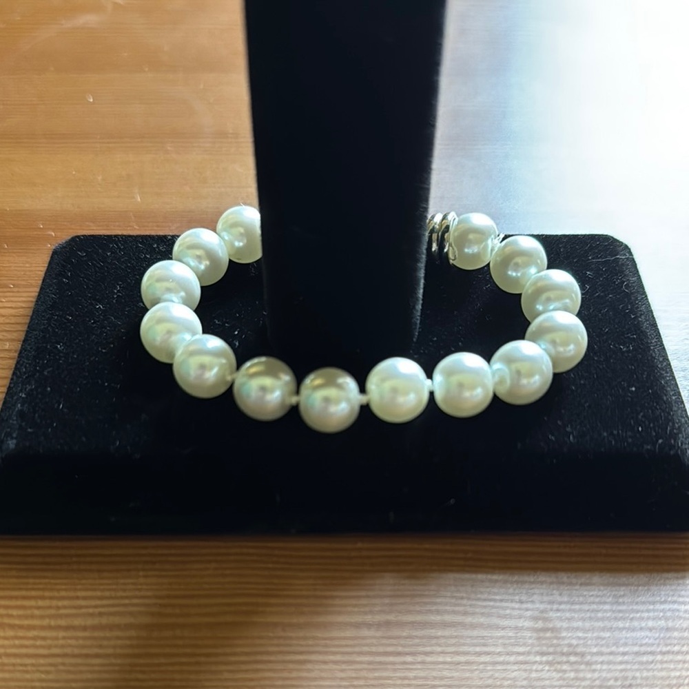Elegant White Pearl Bracelet with Lustrous Sheen